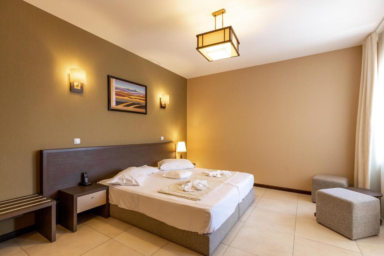 By Tony Hotel Mamaia