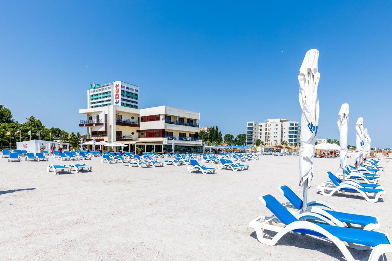 By Tony Hotel Mamaia